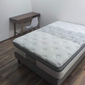 HABITACIÓN CAMA MATRIMONIAL DECODIFICADOR TV TOTALPLAY BAÑO COMPARTIDO