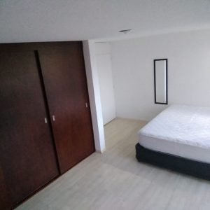 HABITACIÓN CAMA QUEEN SIZE BAÑO COMPARTIDO