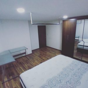 HABITACION CAMA KING SIZE BANO COMPARTIDO